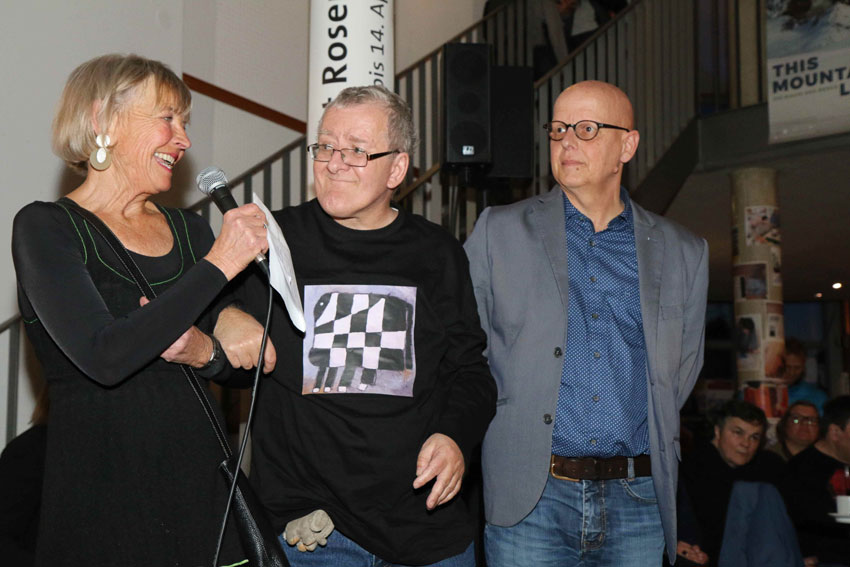 Kunsttherapeutin Irmgard Stegmann mit Günter Pruchner, Rosenharzer Künstler, und Lautator Markus Wursthorn von der Geschäftsleitung der Liebenau Teilhabe bei der Vernissage der Kreativwerkstatt Rosenharz. 