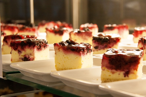 Vielfältige Auswahl an feinen Kuchen und Desserts.