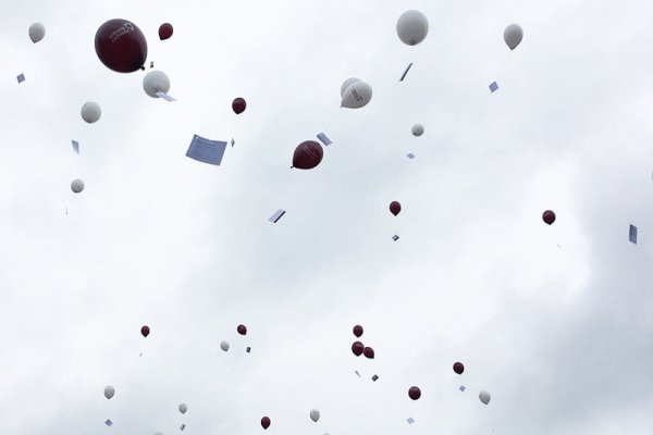 Azubis im Berufsbildungswerk ließen 150 Luftballone steigen
