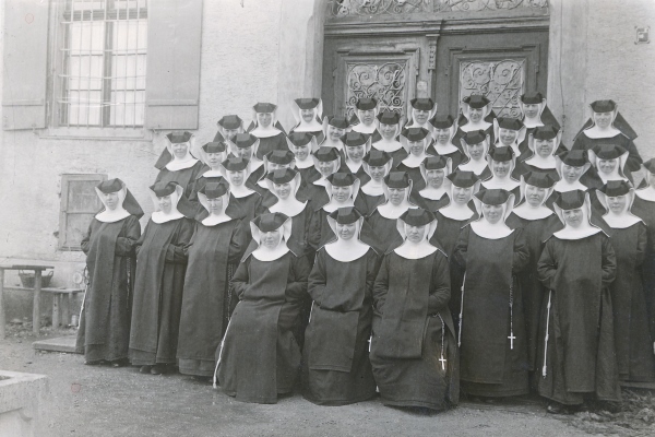 Das Bild zeigt eine Gruppe der Barmherzige Schwestern des Klosters Reute 