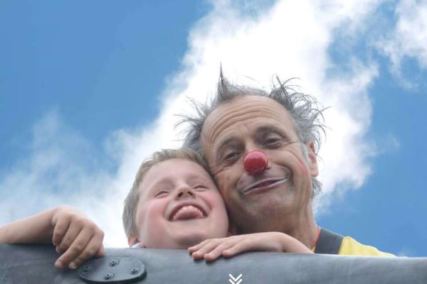 Das Bild zeigt ein Kind mit einem Clown 