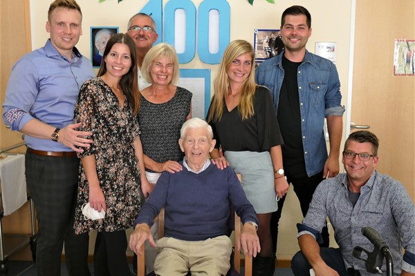 Im Kreise seiner Familie feierte Erwin Schmid (Mitte) seinen 100. Geburtstag. Dabei waren neben Sohn Ralph, die Enkelinnen Julia und Anja sowie weitere Familienmitglieder.