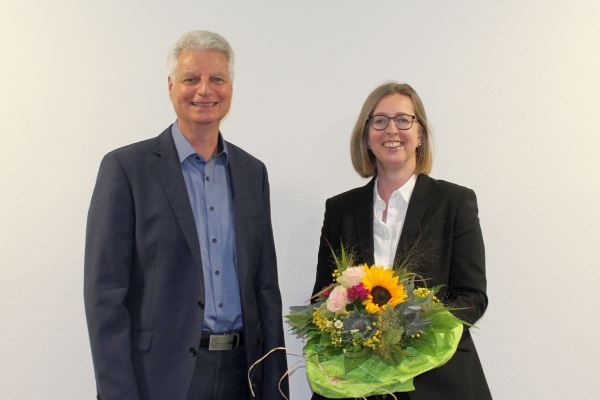 Jörg Munk, Geschäftsführer der Liebenau Teilhabe, begrüßt seine neue Kollegin Elke Gundel.