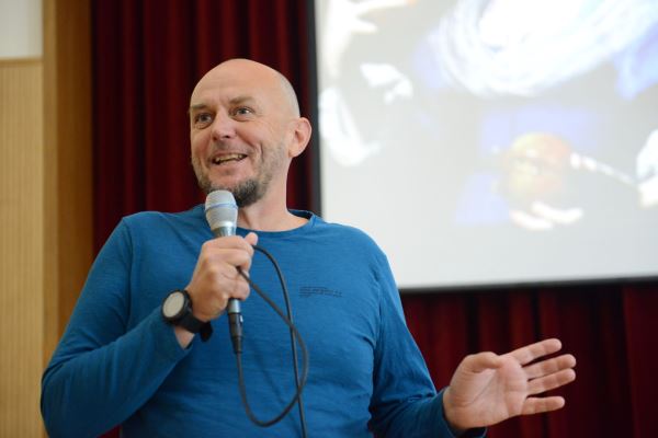 Traumatherapeut Andre Jacomet sprach beim Fachtag am Institut für Soziale Berufe (IfSB) vor 130 Fachleuten aus den sozialen Bereichen über die Bedeutung der Traumabewältigung.