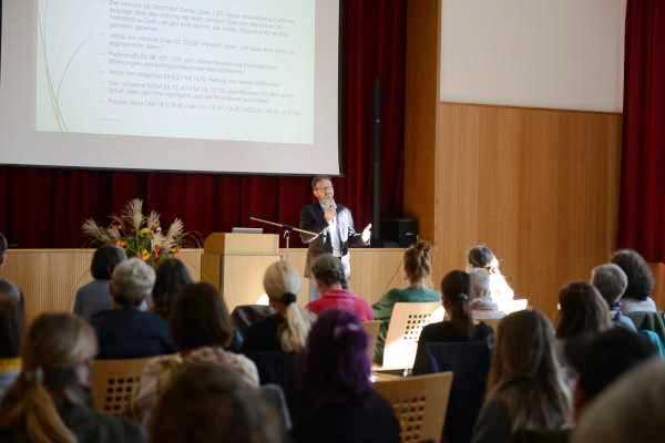 Den Zusammenhang zwischen Trauma und Religion zeigte der Theologe und Psychologe an der Universität Tübingen, Dr. Dr. Ralf Lutz, beim Fachtag am Institut für Soziale Berufe (IfSB) auf. 