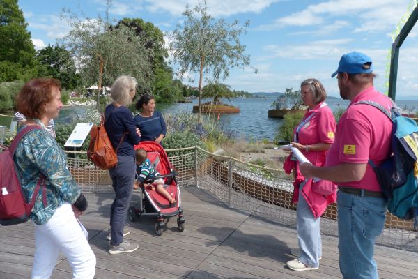 Michael Reiser, Mitarbeiter des Dienstes Betreutes Wohnen in Familien, ehrte Markus und Anita Fritsch: Vor zehn Jahren haben sie den damals zweijährigen Leon in ihrer Familie mit zwei eigenen Kindern aufgenommen und bieten ihm ein intaktes Familienumfeld.