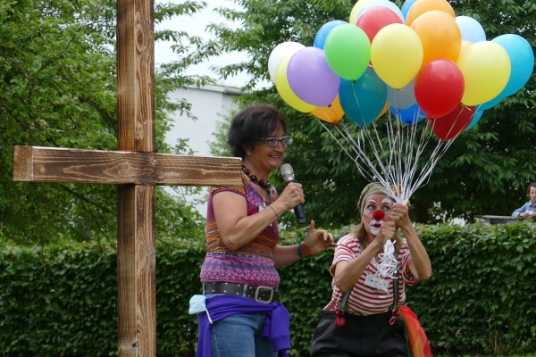 „Kunterbunter“ Gottesdienst im Haus der Pflege St. Hildegard in Böblingen mit vielen Luftballons.