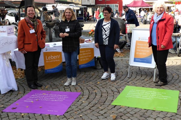 Ohne ehrenamtliches Engagement wäre die Arbeit im Hospiz im Franziskuszentrum nicht machbar. Deshalb können sich Interessierte immer wieder über das Ehrenamt informieren, wie hier am Infostand beim Welthospiztag.