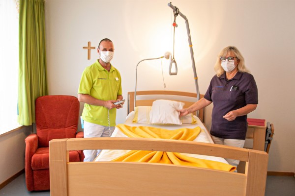 Einen würdevollen Abschied möchten die Mitarbeitenden den Sterbenden im Hospiz im Franziskuszentrum geben. Dazu gehört auch eine helle und freundliche Umgebung. 
