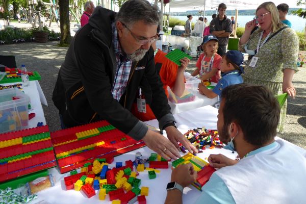 Lego-Profi Franz Völk zeigt wie´s geht: Am Ende entstehen daraus Rampen, die etwas mehr Barrierefreiheit ermöglichen.