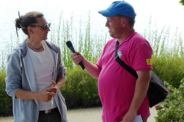 Jens Haug interviewt Andreas Sisic als Inklusions-Reporter, um auf dem Instagram-Kanal IdeenVeschper über die Aktionen auf der Inklusiven Landesgartenschau Überlingen zu berichten.
