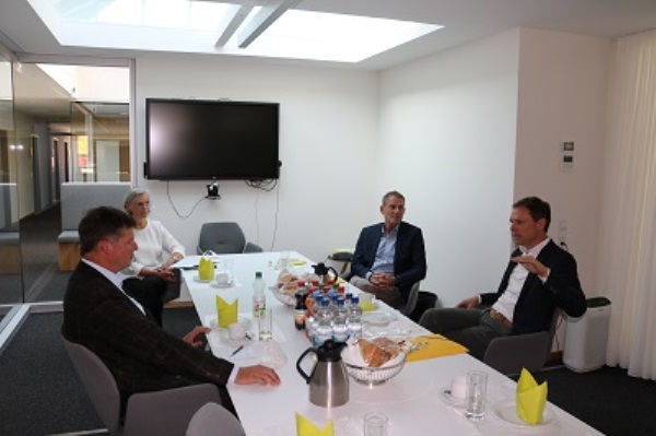 Axel Müller (rechts) zeigte sich im Gerspräch mit (von links) Christian Braun, Gabriele Schneider und Herbert Lüdtke sehr interessiert an den Erfolgen des BBW.