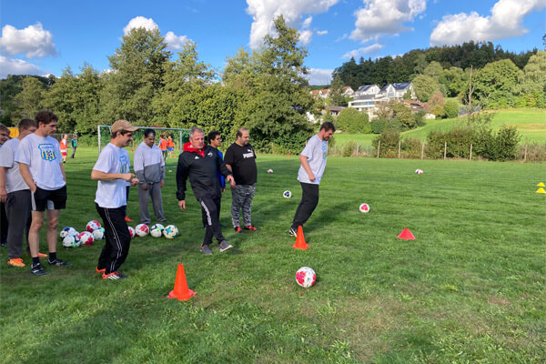 Spaß beim gemeinsamen Training, angeleitet von Trainern beim Projekt für inklusive Fußball-Förderung (PFIFF) des VfB Stuttgart.