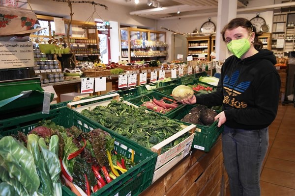 Der Laden ist das Herzstück des Liebenauer Landlebens: Zu den Aufgaben von Britta Behn gehört das Einsortieren von frischem Obst und Gemüse.