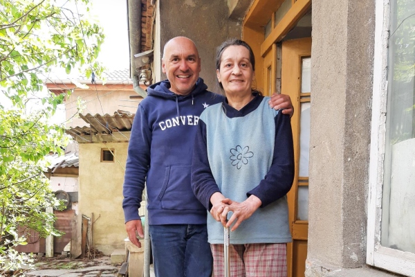 „Es bedarf Vertrauen, zwei Fremde, die nicht einmal der Sprache mächtig sind, in die eigene Wohnung zu lassen“, sagt Paul Höschl (links) und freut sich, dass Klientin Violeta Petrova ihm ihr Vertrauen geschenkt hat. 