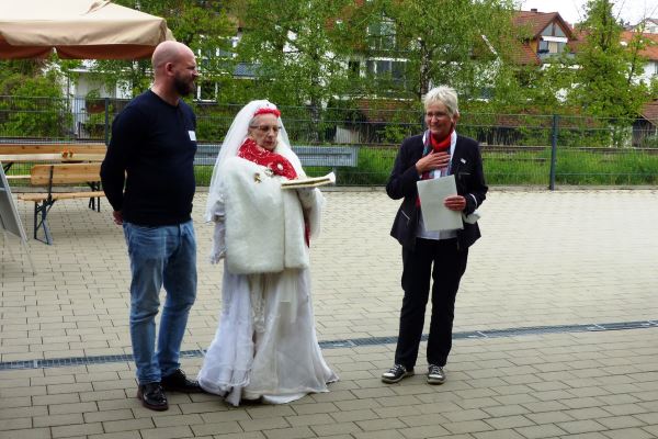 Nach der „Inthronisierung“ der Hoheit von Uhldingen (Mitte), sprach Dorothea Horn, die Beauftragte für die Belange von Menschen mit Behinderungen im Bodenseekreis. Sie freute sich mit den Gästen, dass man sich wieder begegnen kann. 
