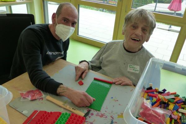 Legofan Karl Egetenmayer (rechts) und Instrukteur Ggyörgy Meder bauten Rampen aus verschiedensten Legosteinen.