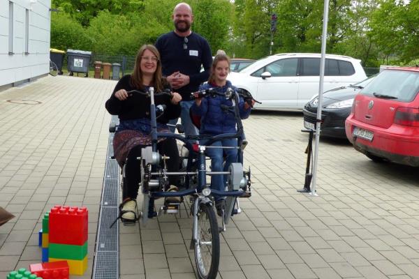 Jasmin Berhalter (links) und Tamara Sick starten zur Genussfahrt auf dem E-Tri-Bike und ließen Jens-Peter Martens, Leiter der Einrichtungen in Uhldingen der Stiftung Liebenau, zurück.