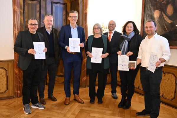 Gemeinsame Freude über die Auszeichnung (v.l.r.): Eckhard Ernst, Andreas Grube, Dr. Markus Nachbaur, Christine Ernst, Dieter Krattenmacher, Stefanie Locher und Bernd Reihs. 