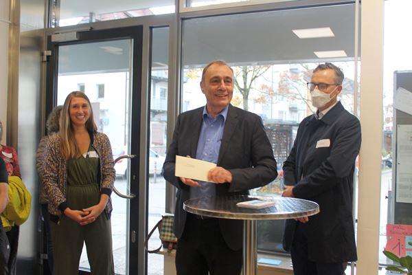 Leiterin Kim Hoffmann (links) mit Sozial-Bürgermeister Bodenseekreis Andreas Köster (Mitte) und Dr. Markus Nachbaur, Vorstand der Stiftung Liebenau.