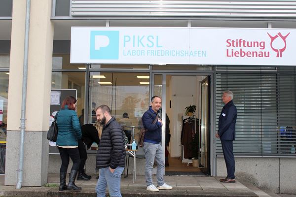 Das Piksl-Labor liegt am Franziskusplatz in Friedrichshafen unweit vom Bahnhof. Es ist für alle Interessierten gut erreichbar. Das Piksl-Labor liegt am Franziskusplatz in Friedrichshafen unweit vom Bahnhof. Es ist für alle Interessierten gut erreichbar.
