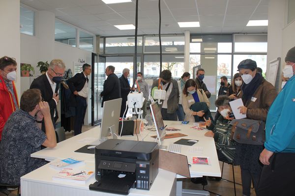 Reges Interesse am neuen Angebot vom Piksl-Labors in Friedrichshafen. Alle Personen mit Fragen rund um digitale Themen sind hier willkommen. Reges Interesse am neuen Angebot vom Piksl-Labors in Friedrichshafen. Alle Personen mit Fragen rund um digitale Themen sind hier willkommen.