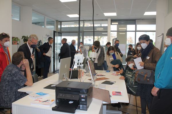 Reges Interesse am neuen Angebot vom Piksl-Labors in Friedrichshafen. Alle Personen mit Fragen rund um digitale Themen sind hier willkommen.