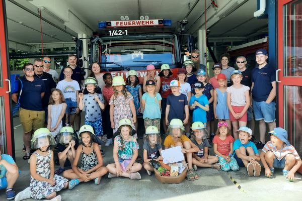Ein Traum ging in Erfüllung: Einen Tag durften die Kinder des Ferienprogramms der Stiftung Liebenau bei der Freiwilligen Feuerwehr Meckenbeuren verbringen.