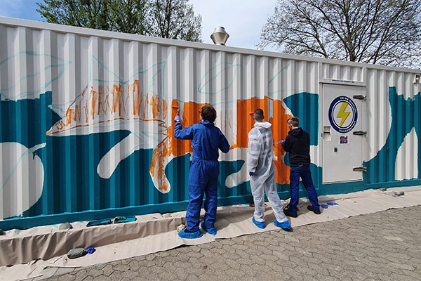 Gemeinsam in Aktion: Jugendliche mit Einschränkungen nahmen den Farbpinsel selbst in die Hand. Sie verschönerten damit den Notstrom-Container am Fachzentrum Hegenberg.