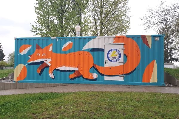 Fertiges Gemälde mit Fuchs: Die Gemeinschaftsarbeit machte allen Spaß. Jetzt verschönert sie das Fachzentrum Hegenberg. Fertiges Gemälde mit Fuchs: Die Gemeinschaftsarbeit machte allen Spaß. Jetzt verschönert sie das Fachzentrum Hegenberg.