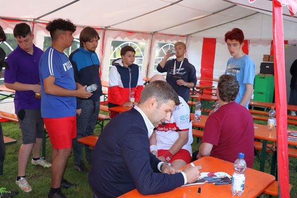 Geduldig schrieb Thomas Hitzlsperger Autogramme beim Klaus-Kinkel-Fußballtag.