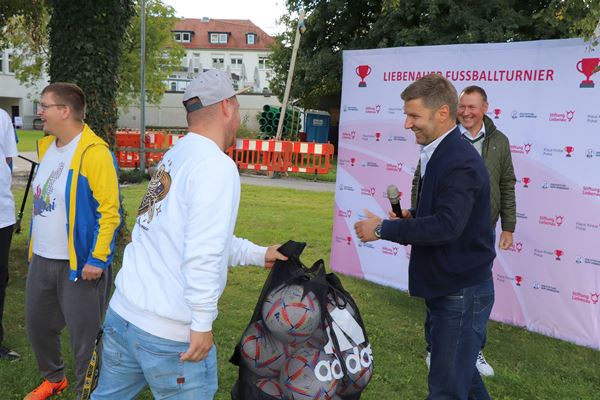 Thomas Hitzlsperger hatte 20 neue Bälle für die Fußballer der Stiftung Liebenau als Geschenk im Gepäck.