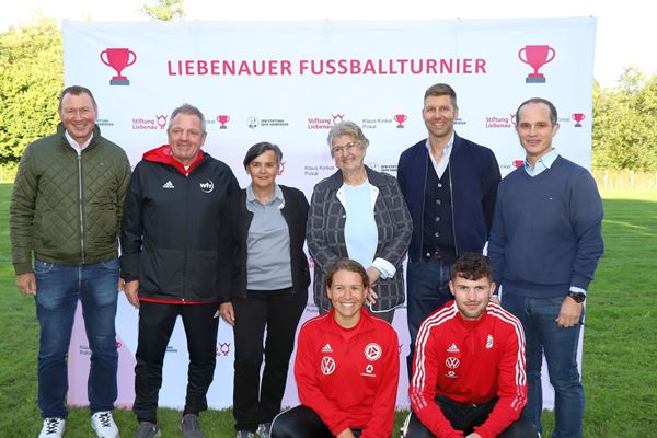 Gruppenfoto nach einem rundum gelungenen Fußballtag in Liebenau (v. li.): Dr. Berthold Broll (Vorstand Stiftung Liebenau), Fritz Quien (Landesauswahltrainer wfv), Diana Kienle (wfv), Ursula Kinkel, Thomas Hitzlsperger und Tobias Wrzesinski (Geschäftsführer DFB-Stiftung Sepp Herberger), vorne: Franziska Fiechtner (DFB-mobil) und Florian Märländer (wfv).