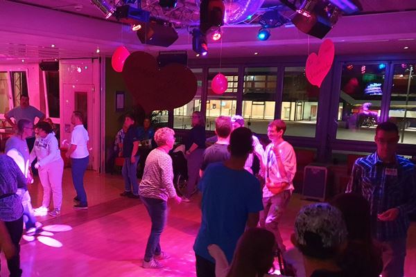 Abtanzen auf der Single-Party für Menschen mit Handicap in der Tanzschule No.10 in Friedrichshafen.