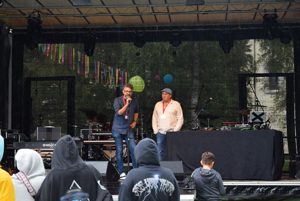Nils Pasternak aus der Teilhabe und Peter Fröhlich aus der St. Lukas-Klinik eröffneten das Social’n’fun Festival.