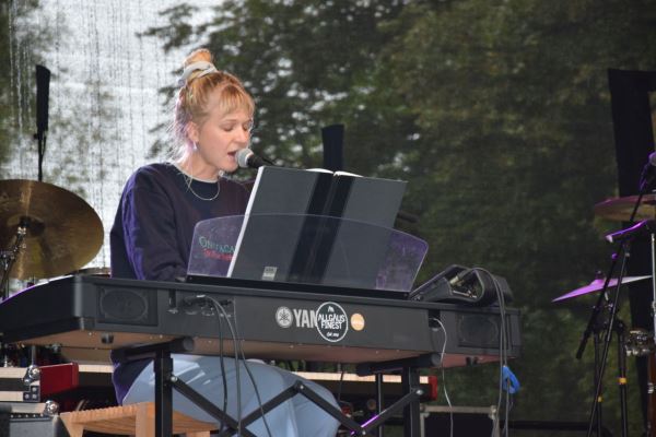 Allround-Talent IANI begleitete ihre selbst geschriebenen Songs am E-Piano.