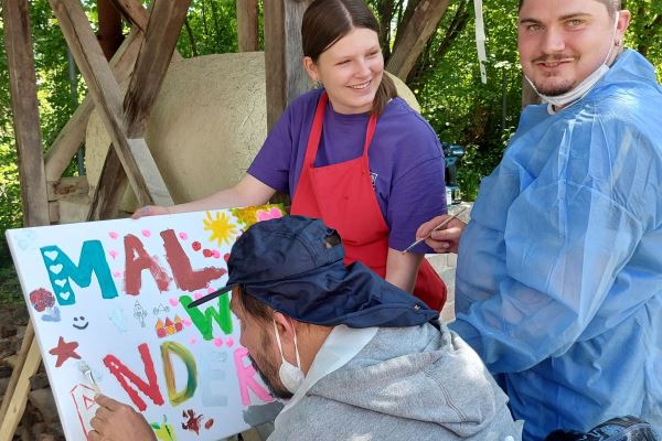 Das Aktionsplakat wird gestaltet. Womöglich ein Auftakt für weitere Kooperation zwischen dem Berufskolleg Sozialpädagogik und der Werkstätte in Leutkirch.
