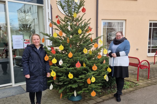 Organisierten auch in diesem Jahr wieder die „Wunschbaum“-Aktion im Haus der Pflege St. Meinrad (v. l.): Myriam Haag vom Sozialdienst und Einrichtungsleiterin Natalie Hoss.