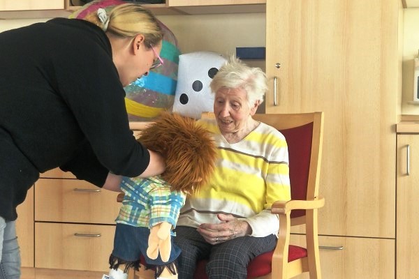 Wiebke Aselmann-Binder besucht mit ihrer Handpuppe Fabi das Gemeindepflegehaus Dußlingen.