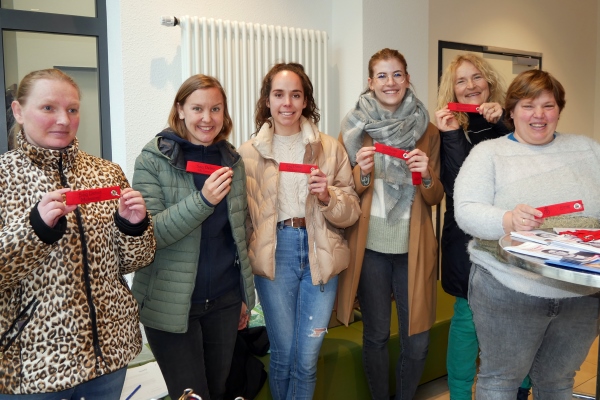 Die Frauenbeauftragten der verschiedenen Werkstätten der Liebenauer Arbeitswelten haben zum Internationalen Frauentag selbstbedruckte Schlüsselanhänger verteilt.