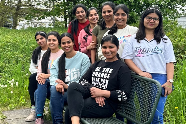 Diese neun Frauen aus Indien und zwei weitere Kolleginnen sind die ersten Teilnehmerinnen eines Lehrgangs, der sie auf die Prüfung zur Anerkennung als Gesundheitspflegerinnen vorbereitet.