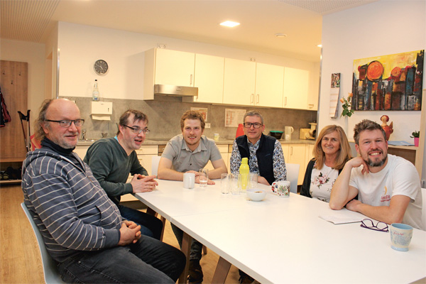 Sie fühlen sich wohl im Gemeindeintegrierten Wohnen in Amtzell (von links): Heilerziehungspfleger Andreas Jeni, die beiden Bewohner Christian Duelli und Fabian Biber, Einrichtungsleiter Klaus Krebs, Heilerziehungspflegerin Gabi Strohmaier und Bewohner Sven Bahsitta.