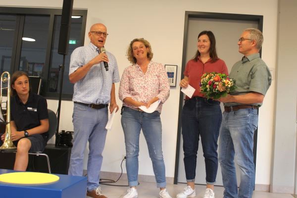 Markus Wursthorn (links) und Schulleiter Manfred Kohler (rechts) bedanken sich bei Simone Ott (zweite von links) und Ann-Kathrin Benold (dritte von links) für die gelungene Organisation. 