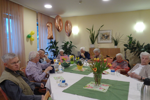 Bild zeigt Geburtstagsfeier der Hundertjährigen