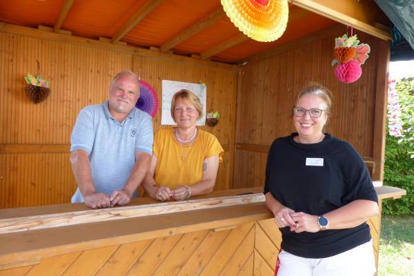 Einrichtungsleiterin Yvonne Denzler (rechts) ist stolz auf „ihre“ ehrenamtlichen Helferinnen und Helfer, wie Nicole Müller und Ralf Schmid.