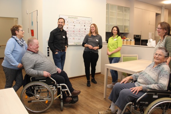 Das Bild zeigt Einrichtungsleiter Thomas Burghoff, Pflegedienstleiterin Verena Fischer und die gerontopsychiatrische Fachkraft Tatjana Arsentyev bei der Führung