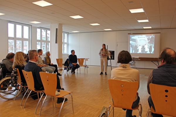 Mitorganisatorin der Workshopreihe Susanne Droste-Gräff führt in die Workshopreihe ein.
