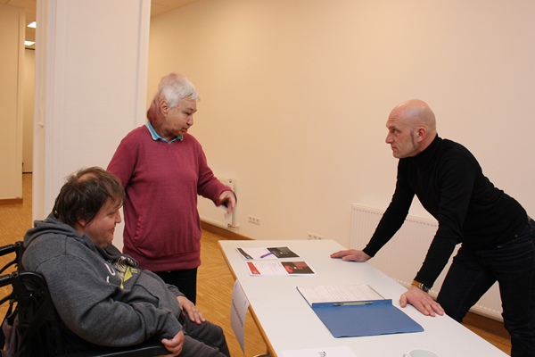 Theaterpädagoge Holger Niegel stellt erklärt den Interessenten, worum es bei seinem Workshop geht. 