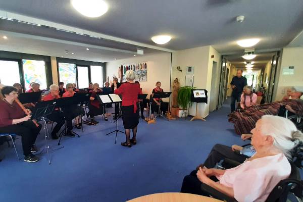 Das Blockflötenensemble Nehren, unter der Leitung von Bärbel Kuhn, gab im Gemeindepflegehaus Dusslingen ein Konzert. 