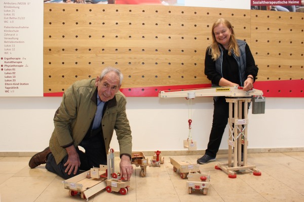 Max Steinhart schenkt der St. Lukas-Klinik handgefertigte Holzspielsachen.
